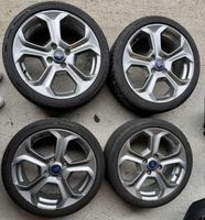 Felgen mit neuen Reifen für Ford