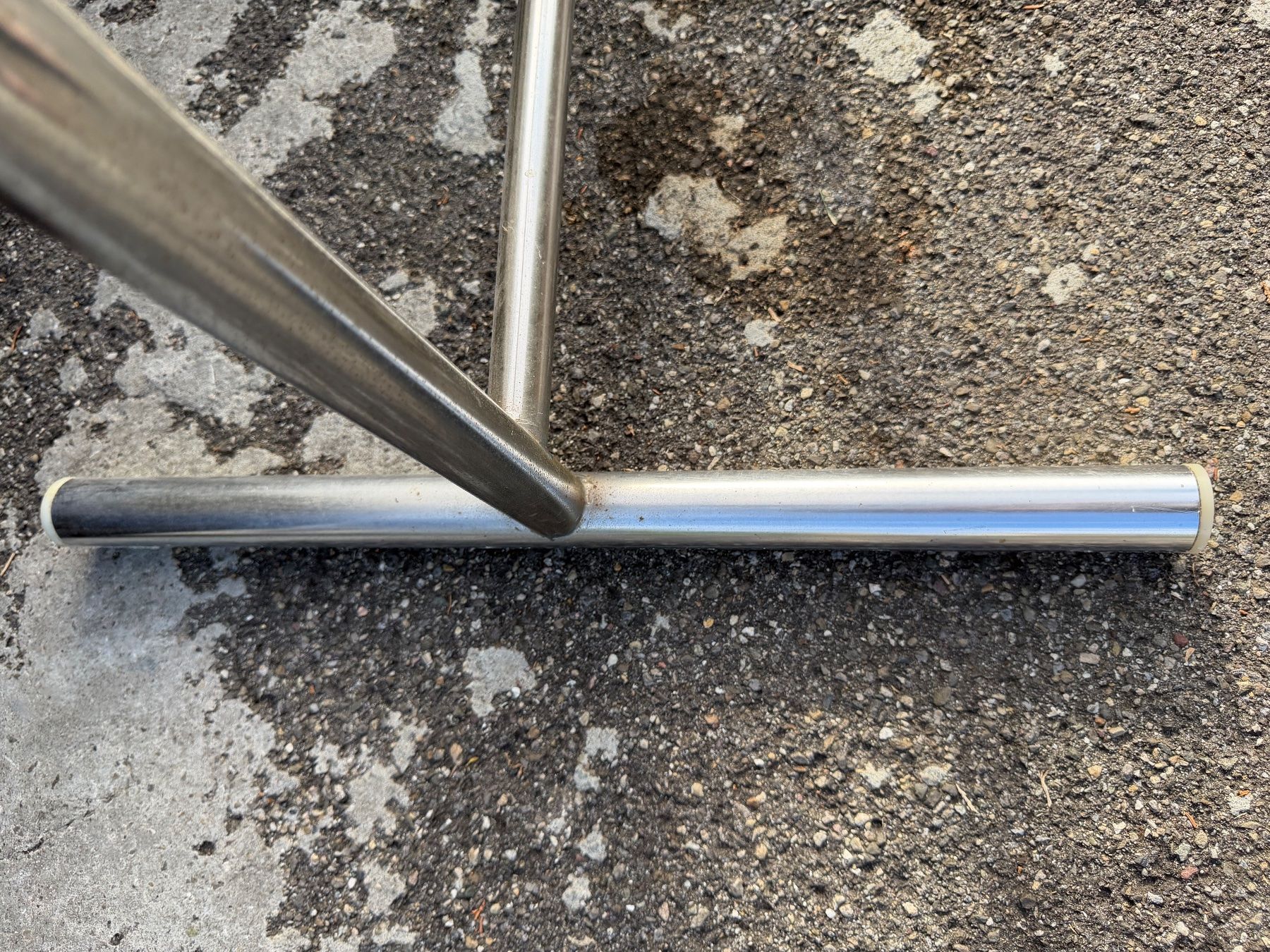 Sonstiges Mobiliar: Kleines Tischgestell Keller Fund – Gebraucht aus Nussbaumen AG von normajeanbaker 1