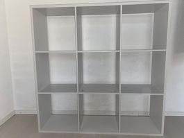 Weisses Regal mit 9 Fächern 107 cm x 107 cm x 29 cm