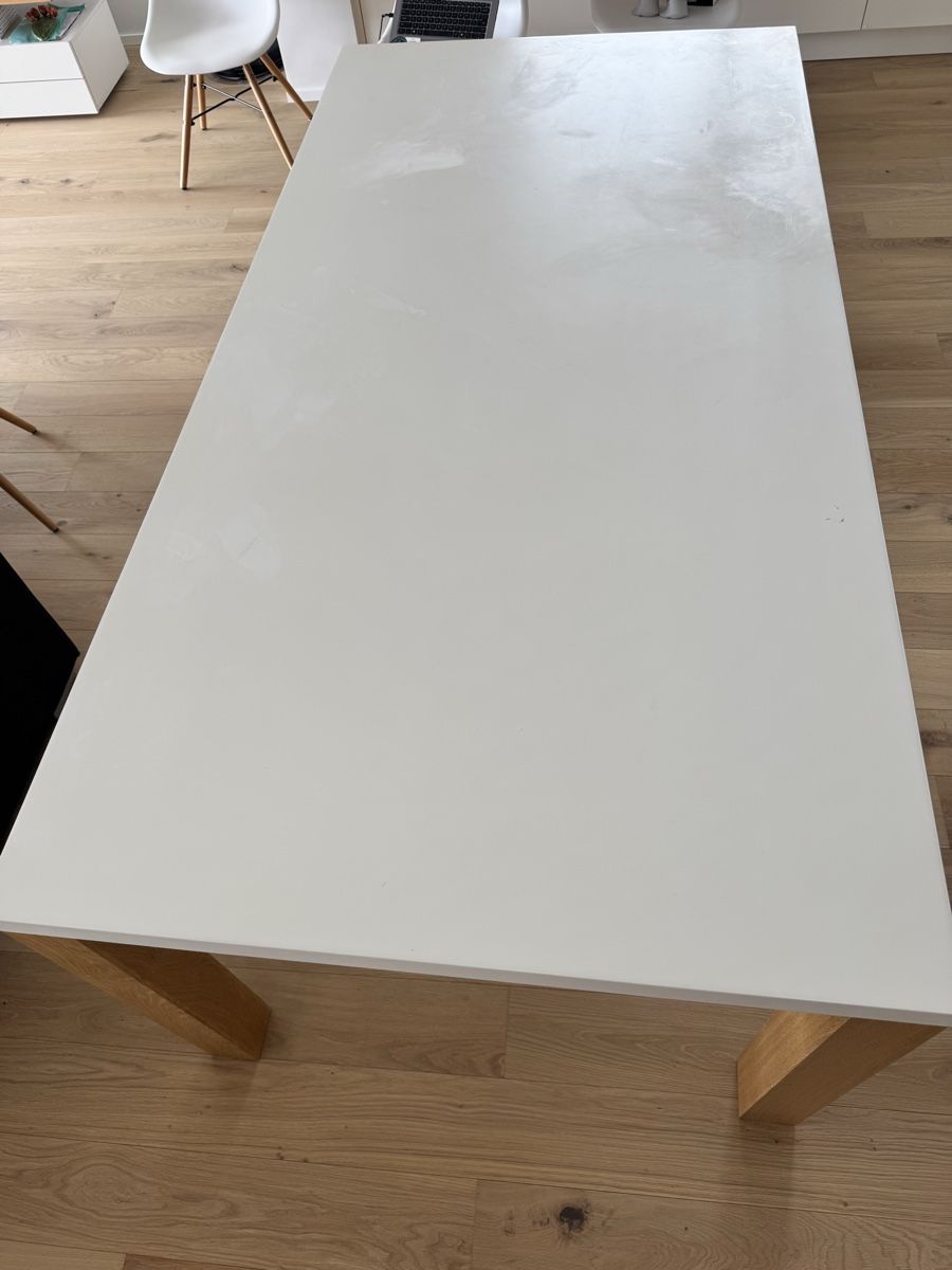 Tische: White Dining Table with Wooden Legs – Gebraucht aus Pully von bog_n2xk 1