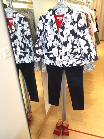B.M. Company weite Jacke BW mit Blumen marine weiss Gr 36