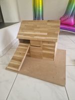 Schöner Spielzeugstall aus Holz mit Rampe sehr robust 