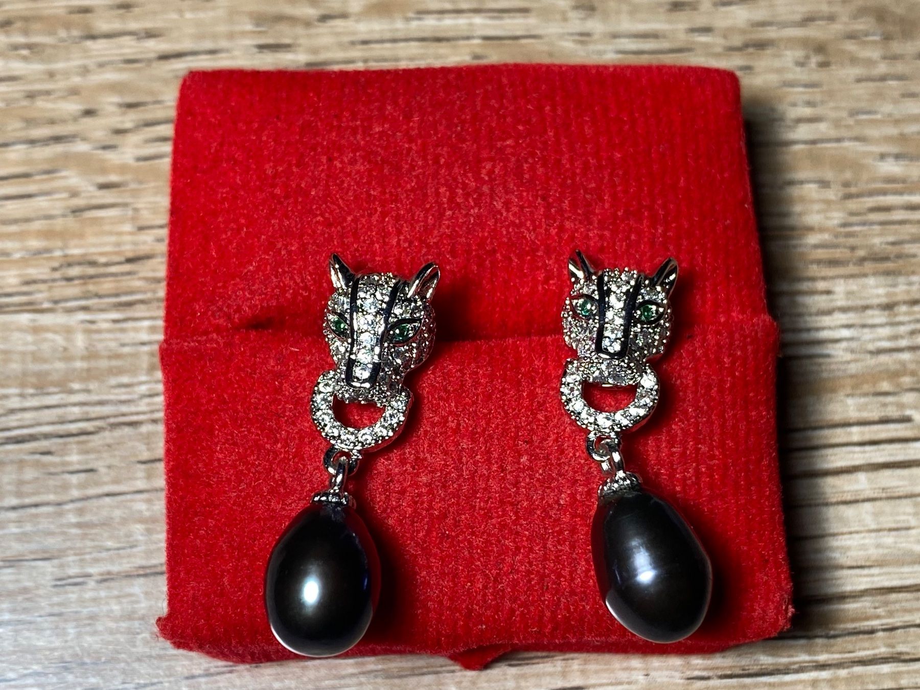 Orecchini pendenti & Orecchini a lobo: Ohrstecker mit Süsswasserperlen + Smaragd: Leopard Motiv – Nuovo e nell'imballaggio originale da Laax venduto da Kiki_Kingdom3 4