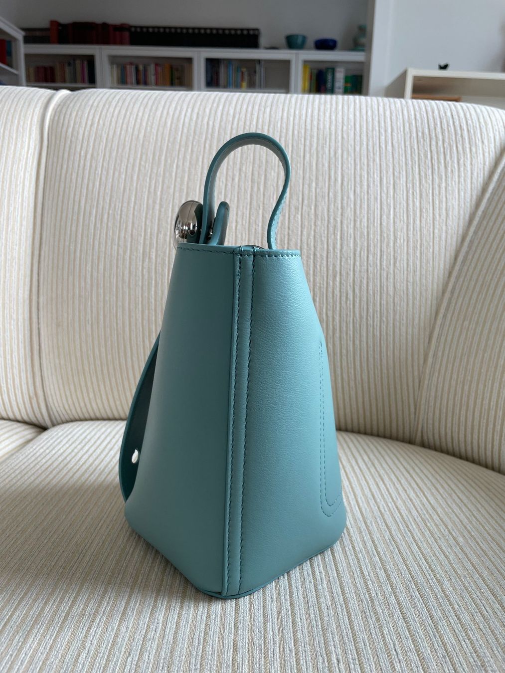 Loewe Taschen für Damen: LOEWE PEBBLE BUCKET MINI (WATER) – Neu (gemäss Beschreibung) aus Zürich von  3