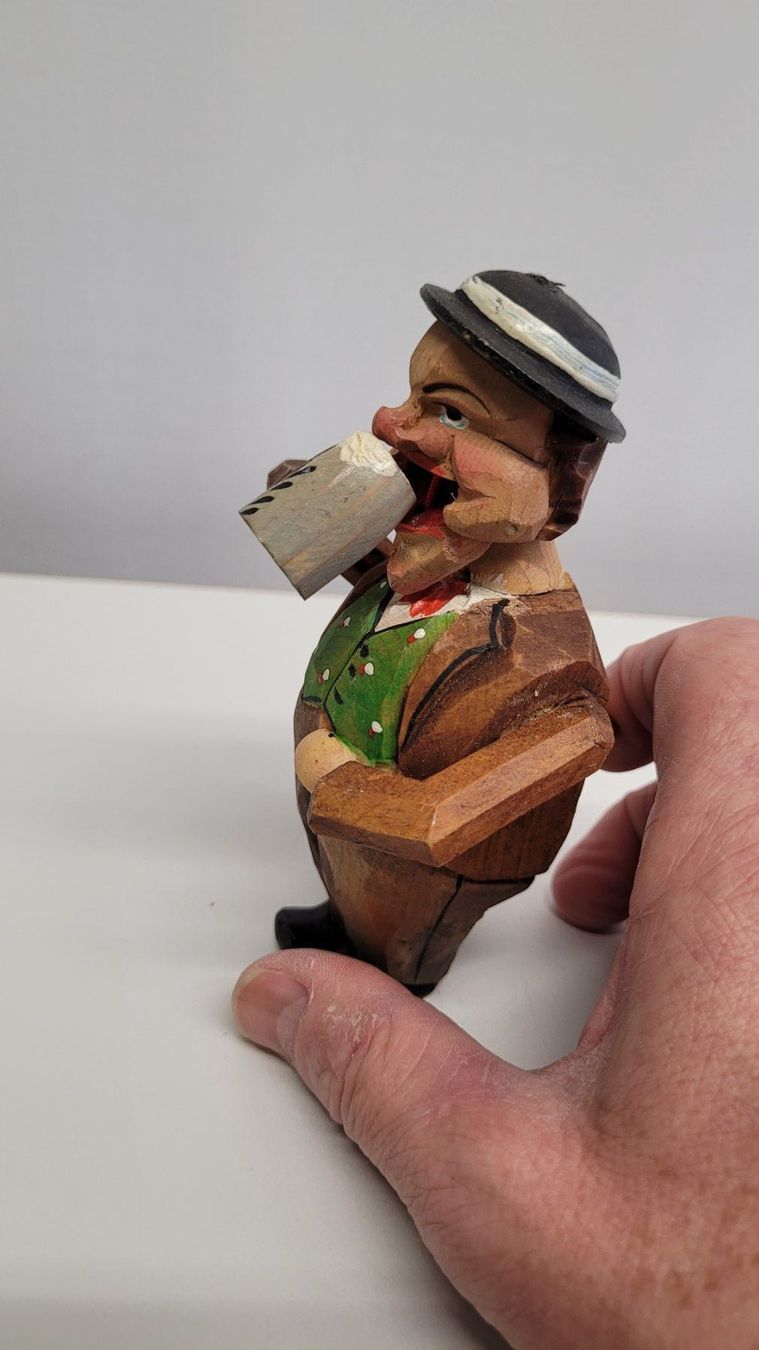 Skulpturen & Statuen: Biertrinker, geschnitzt – Neu und originalverpackt aus Brienz BE von P.Edelweiss 3