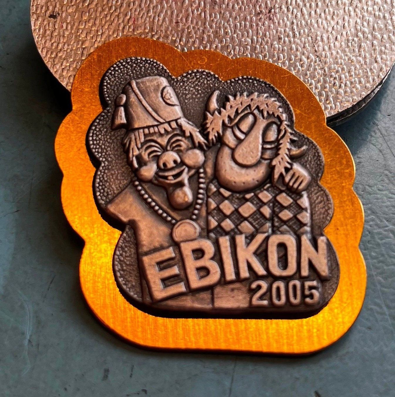 Placchette & Badge: Fasnachtsplakette Ebikon Gold 2005 – Usato da Obernau venduto da Wgnom