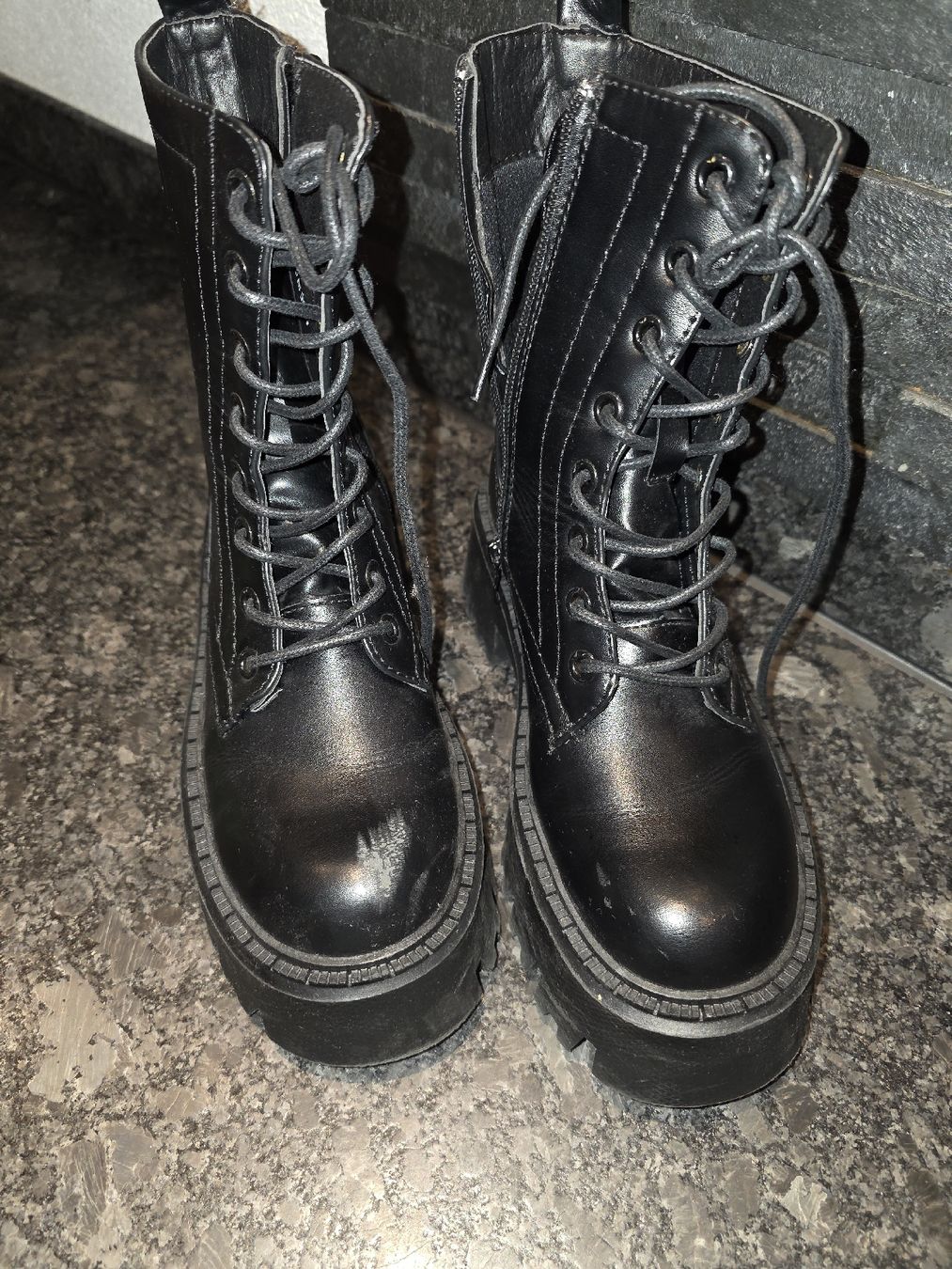 Scarpe da donna: Schwarze Boots mit dicker Sohle, Gr. 36 – Usato da Oberhasli venduto da Pk80 1