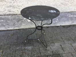 Gebrauchter alter runder Blechgartentisch zum Restaurieren