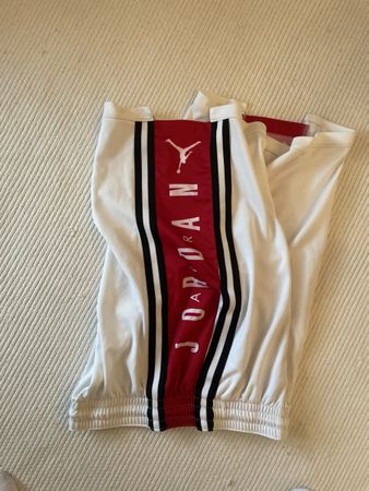 Jordan Shorts weiss rot schwarz Grösse M guter Zustand