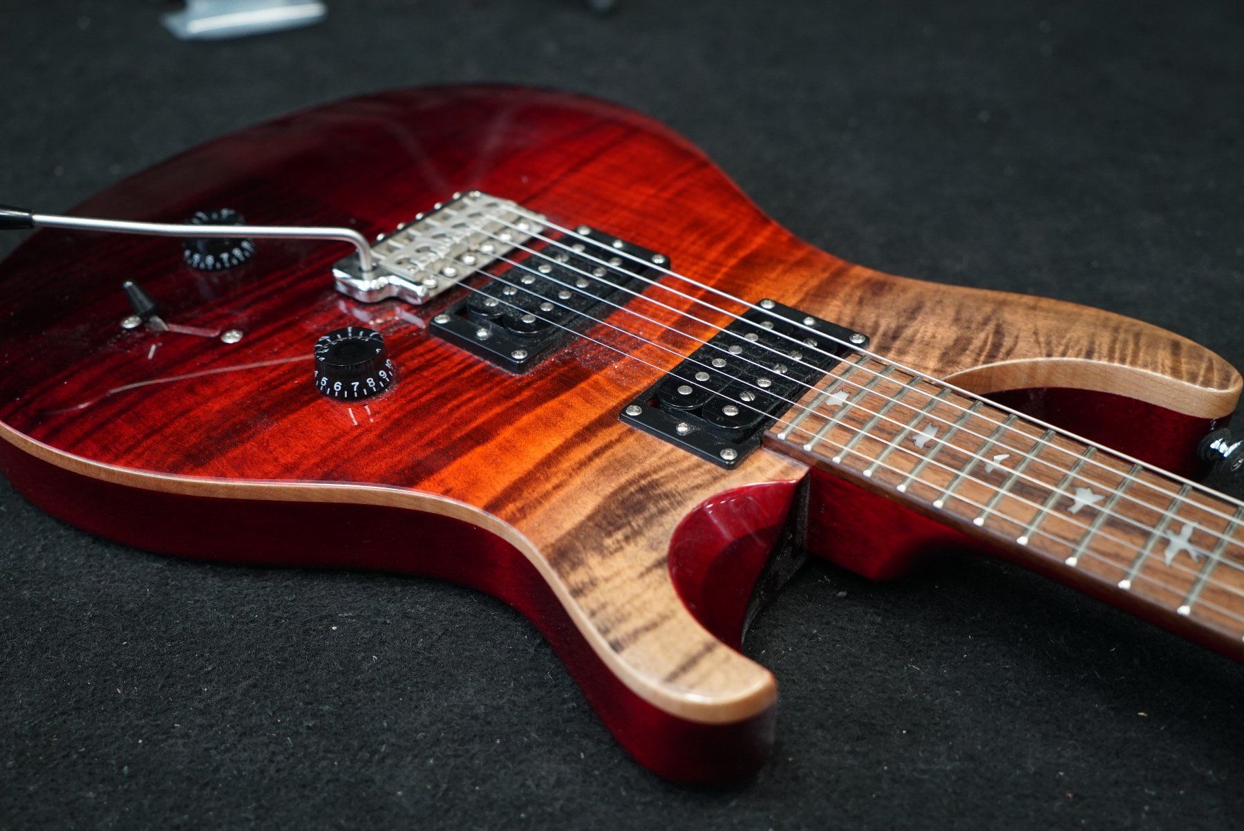 PRS Strumenti musicali: PRS SE Custom 24 Limited Edition in Charcoal Cherry Flame – Usato da Ortschwaben venduto da Musictrade 3