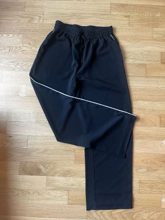 Pantalon léger large avec bande blanche sur le côté