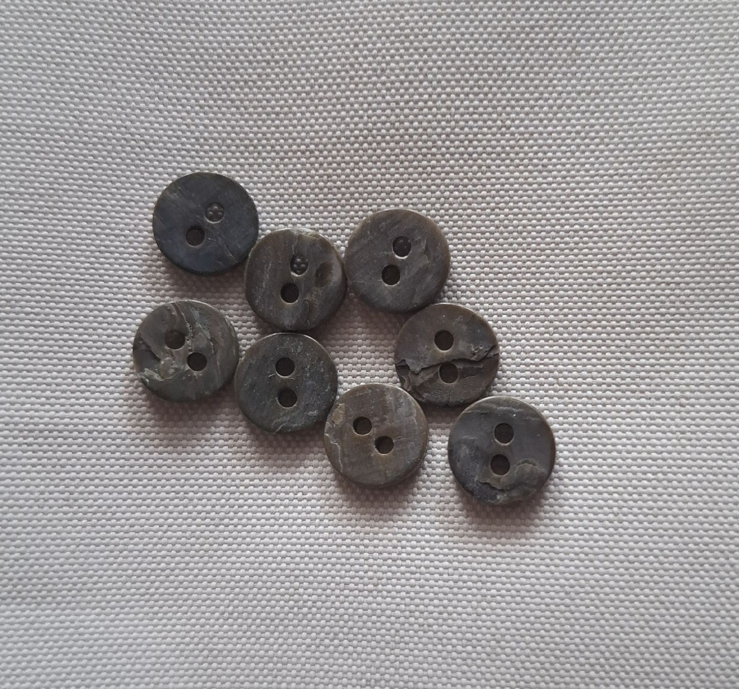 Bottoni: 8 Stück kleine Perlmuttknöpfe, 9 mm. – Usato da Dietikon venduto da Hirschkopf 2