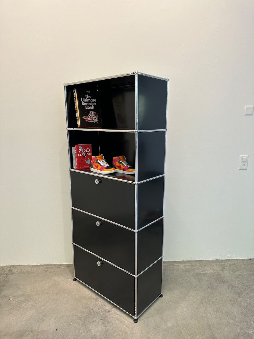 USM Regale: USM Highboard 1x5 grafitschwarz, Top Zustand – Gebraucht aus Grenchen von Design-Outlet 1