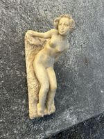 Dekorative Frauenfigur aus Stein für Haus und Garten.