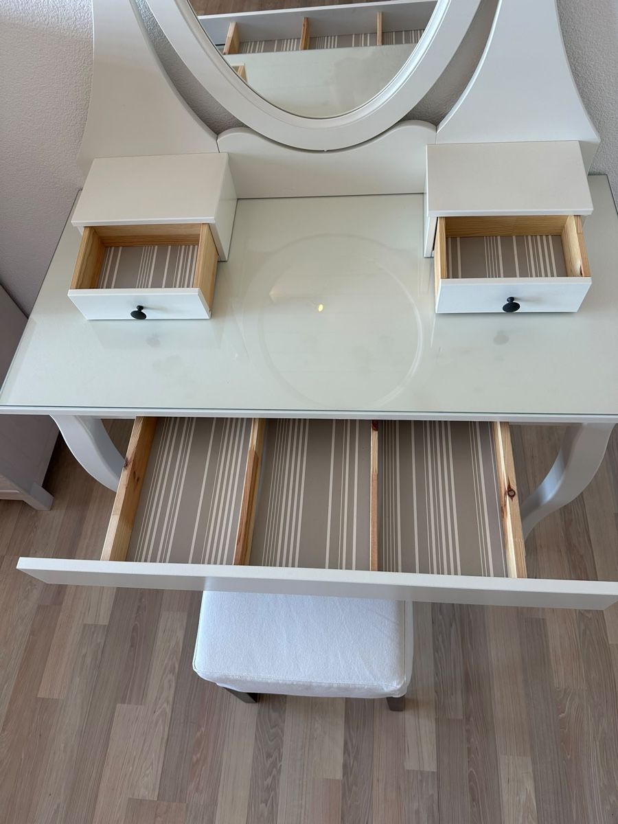 Ikea Tavoli da trucco: HEMNES Schminktisch mit Hocker – Usato da Solothurn venduto da yan_896d 1