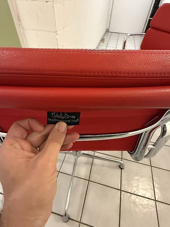 Vitra Stühle: 2x Vitra Eames Soft Pad Chair EA 208 Rot – Gebraucht aus Frauenfeld von Elooooo 4