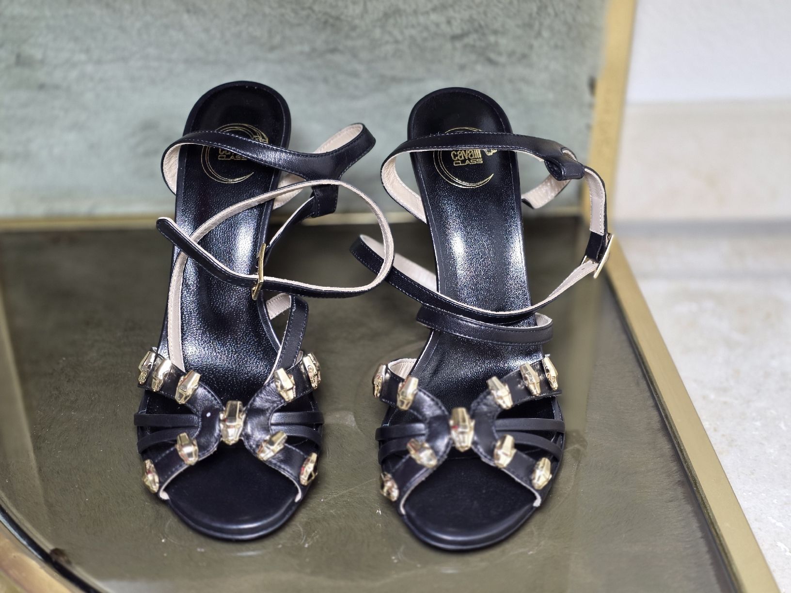 Roberto Cavalli Damenschuhe: Cavalli Class Black Leather Heeled Sandals Size 38 – Neu (gemäss Beschreibung) aus Brüttisellen von par_8zbj
