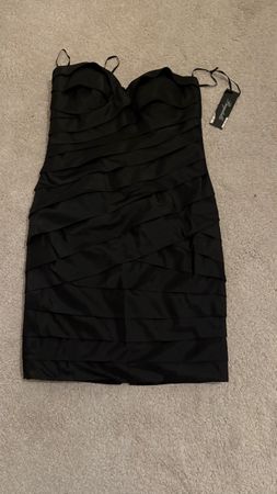 Robe noire bandage bustier neuve, idéale pour les fêtes!🎉