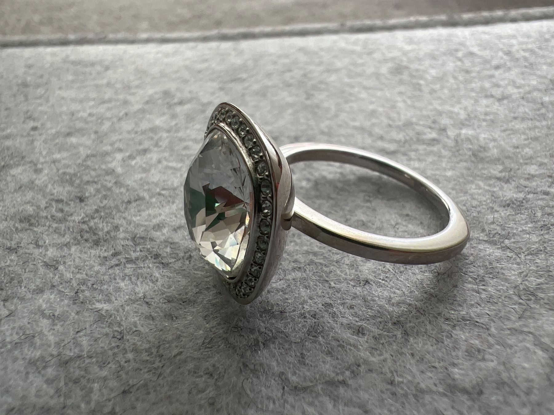 Swarovski Anelli: Swarovski Ring mit grossem Kristall Grösse 58 – Usato da Uznach venduto da Ya_x7x6