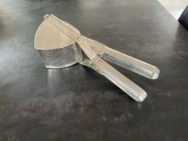 Ancien Presse-Purée en Métal