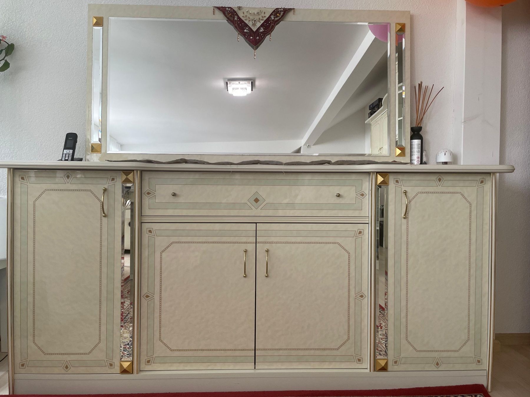 Tischset: Vitrine Esstisch Sideboard Klassiker – Gebraucht aus Gossau von ysf20