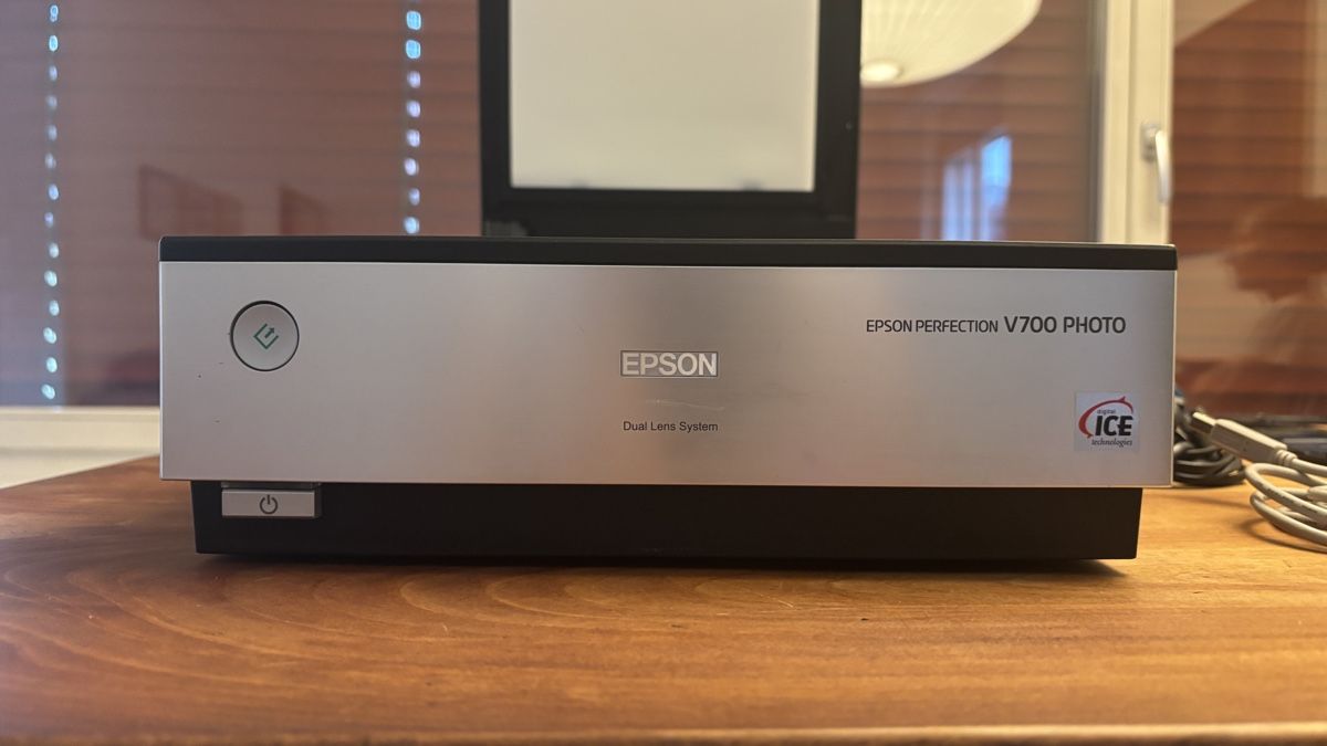 Epson Scanneurs: Epson Perfection V700 Photo Scanner – D'occasion à Zürich par elgoozano 1