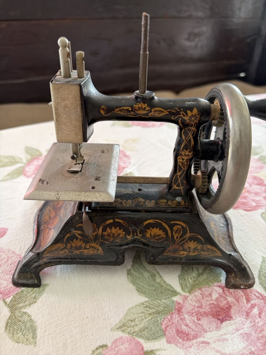 Macchine da cucire: Machine à coudre ancienne décorative – Usato da Vullierens venduto da gugu9 2