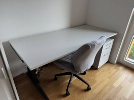 Bürotisch mit Bürostuhl abzugeben