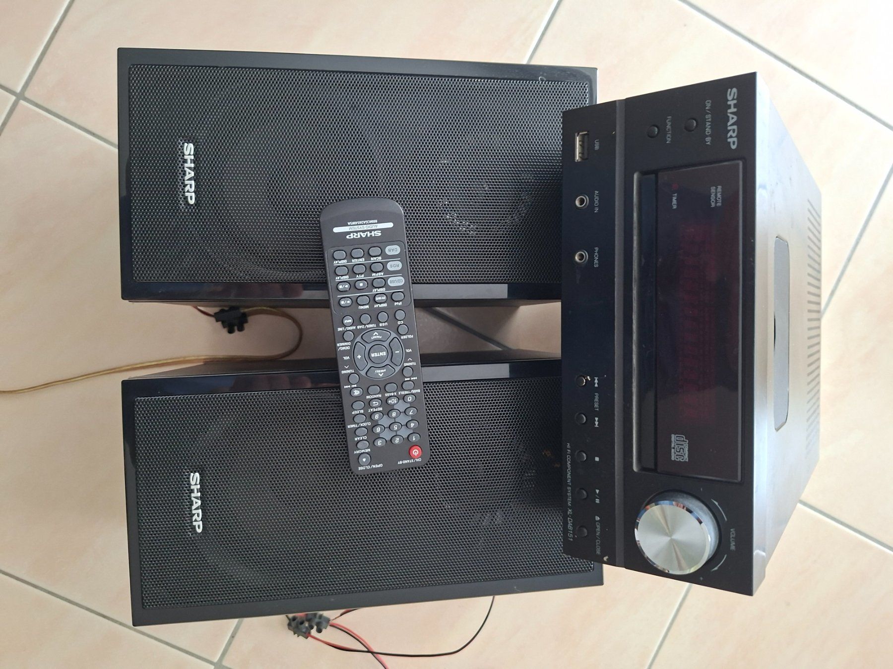 Sharp Audio- & Mediensysteme: Mini-chaîne Sharp XL-DA115(BK), avec 2 hauts-parleurs. – Gebraucht aus Cheseaux sur lausanne von Asergio