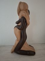 Belle sculpture étreinte amoureuse - en céramique effet bois