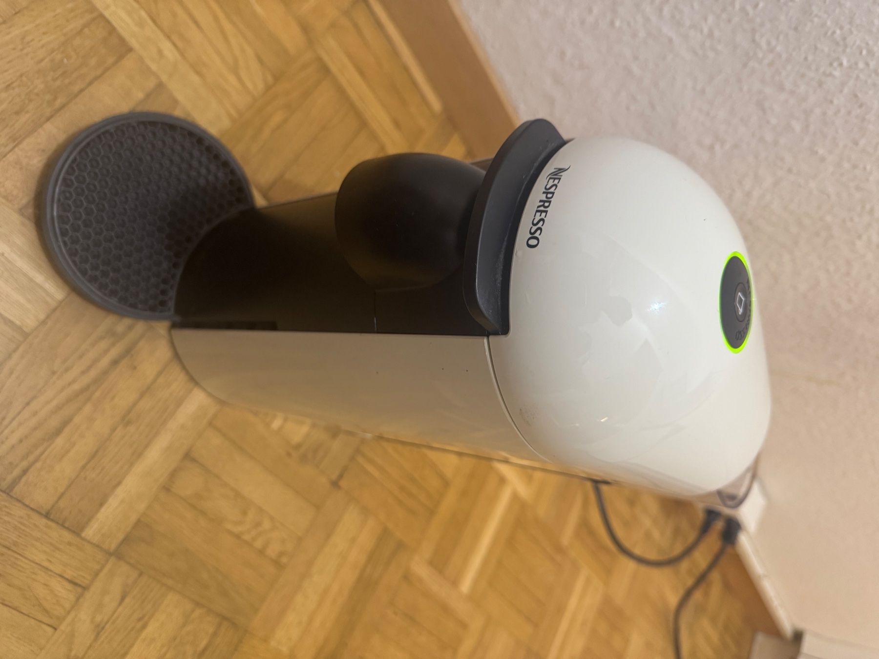 Macchine per caffè & Macchine per espresso: Nespresso Essenza Mini - Machine à café compacte blanche – Usato da Genève venduto da zak_25k7