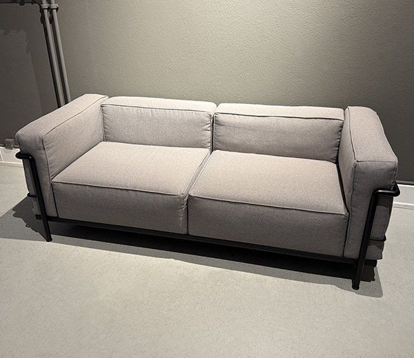 Cassina Sofas: LC3 2er Sofa Le Corbusier – Gebraucht aus Zürich von paristurin