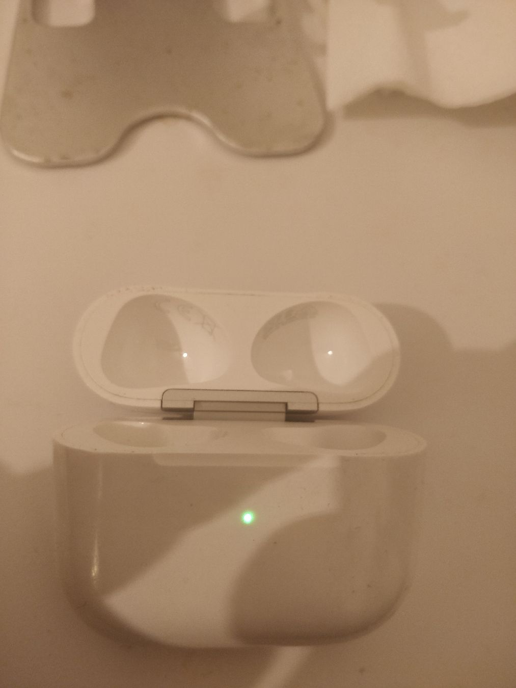 Apple Cuffie: Ladecase Airpods A2566 (3rd Generation) – Usato da Flawil venduto da rcnkr 3