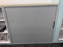 Büroschrank mit Schiebetüren, viel Stauraum, Top Zustand