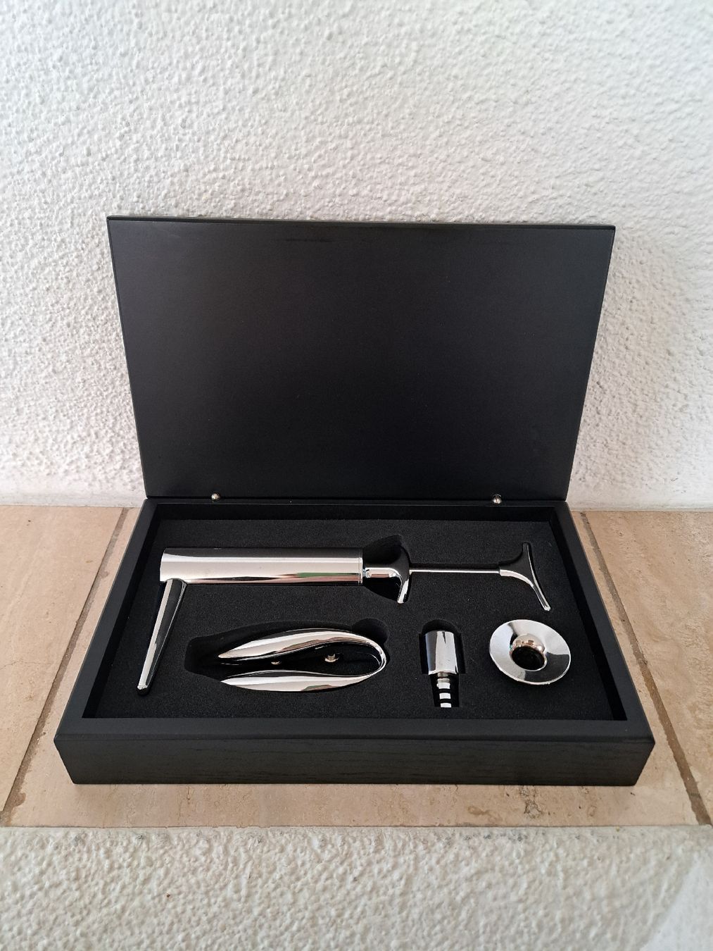 Apribottiglie & Tappi per chiusura: Elegantes Wein-Set – Nuovo e nell'imballaggio originale da Unterlunkhofen venduto da b_and_j
