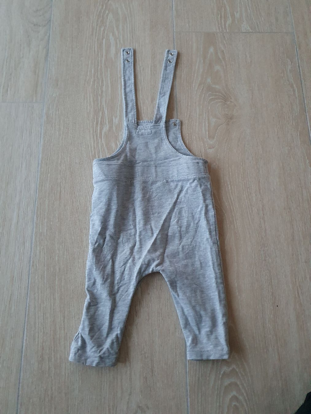 Hosen: Salopette garçon grise - Taille 74/80- peu utilisé – Neu (gemäss Beschreibung) aus Neuchâtel von viv_zf9x 2