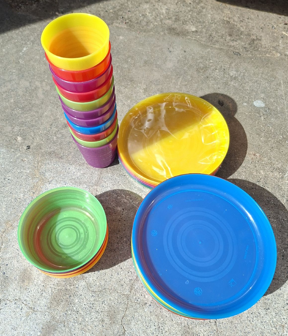Geschirrsets: Plastik Geschirr – Gebraucht aus Sargans von sonja042