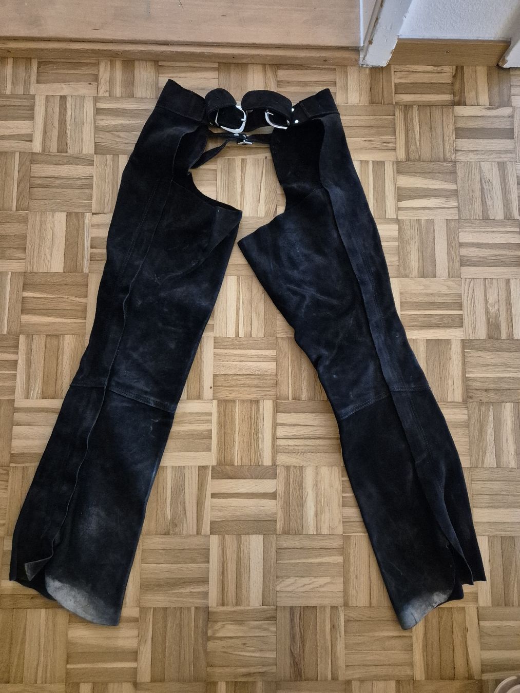Hosen: Schwarze Leder Chaps, Grösse S – Gebraucht aus Goldach von Mona.93