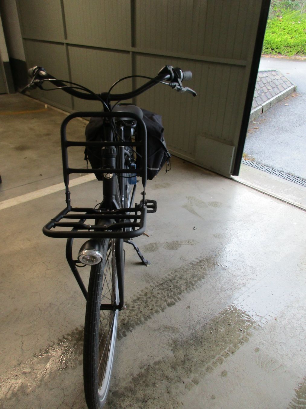 Velos: Neuwertiges Damen-Holländer-E-Bike – Neu (gemäss Beschreibung) aus Steinhausen von Ursina007 4