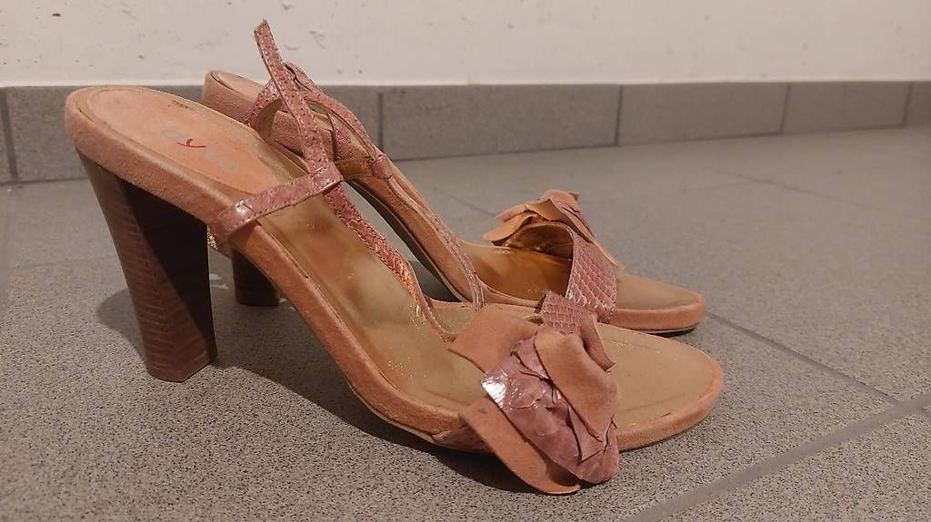 Damenschuhe: Pumps rosa mit Blumen von Dyva – Gebraucht aus Niederhasli von log_5ffv