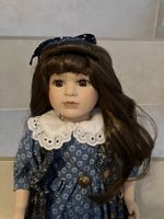 Porzellan Sammlerpuppe – wunderschön gekleidet & detailreich