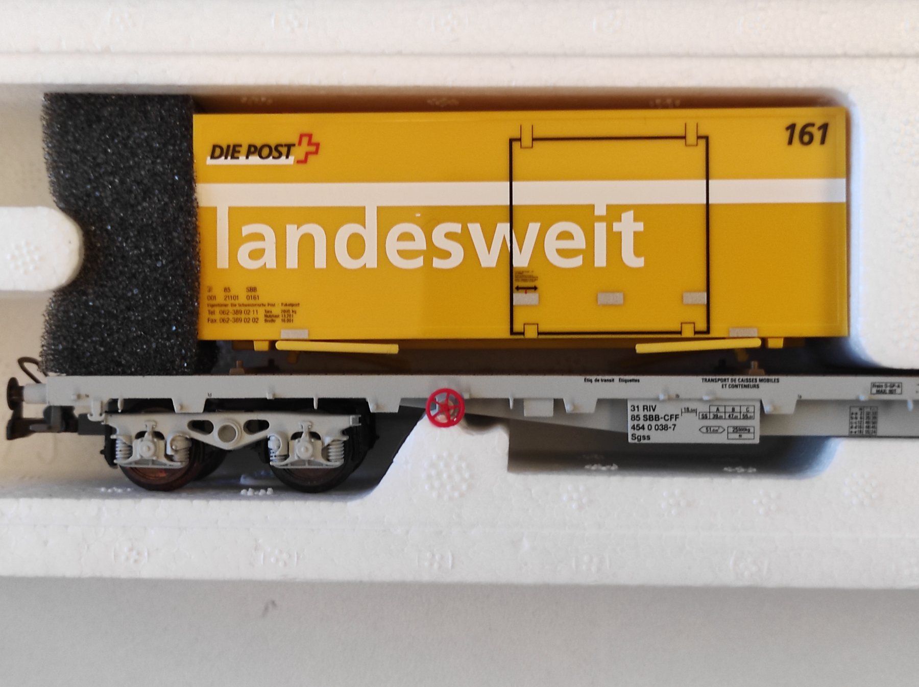 Hag Modellini di ferrovie: SBB Flachwagen Sgss mit 2 Postcontainer von Hag H0, WS – Nuovo e nell'imballaggio originale da La Chaux-de-Fonds venduto da Kat2019 1