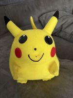 Peluche Pikachu vintage de Nintendo, parfait pour l'hiver!