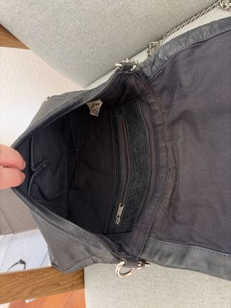 Damen Umhängetasche Leder schwarz pink Kette gebraucht