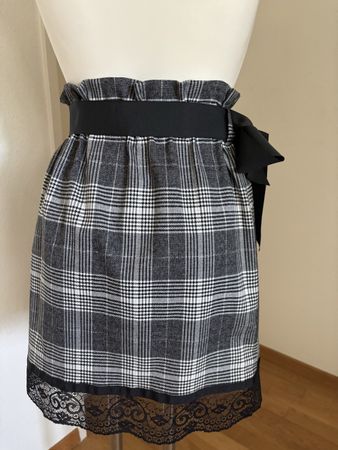 Rock kariert schwarz/weis mit Spitze Grösse M neu