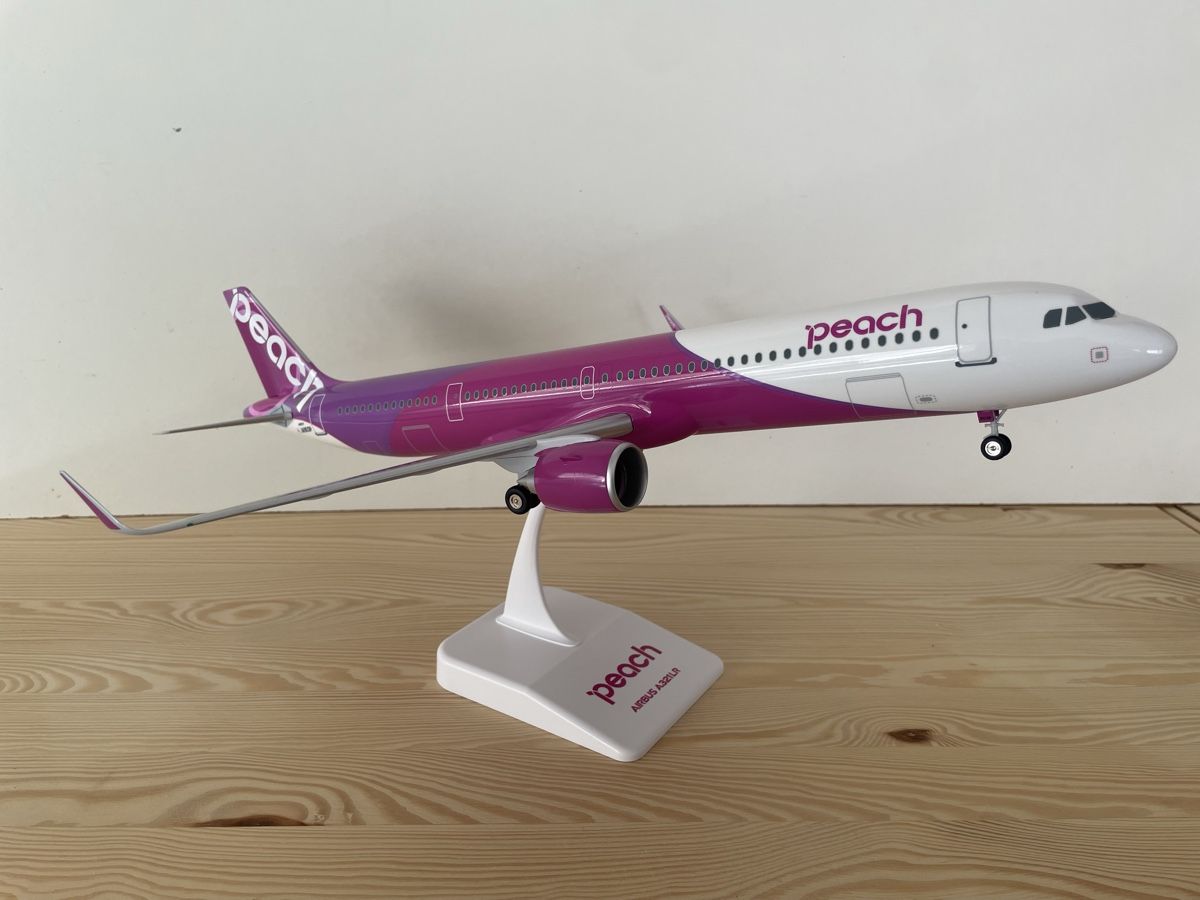 Airbus Kit di modellismo & Modellini statici: Peach A321 Neo LR 1:100 – Nuovo e nell'imballaggio originale da Hinwil venduto da Yamracer