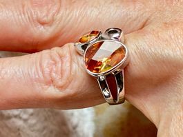 Schicker Silberring mit Orangen-Steinen (Grösse 56)