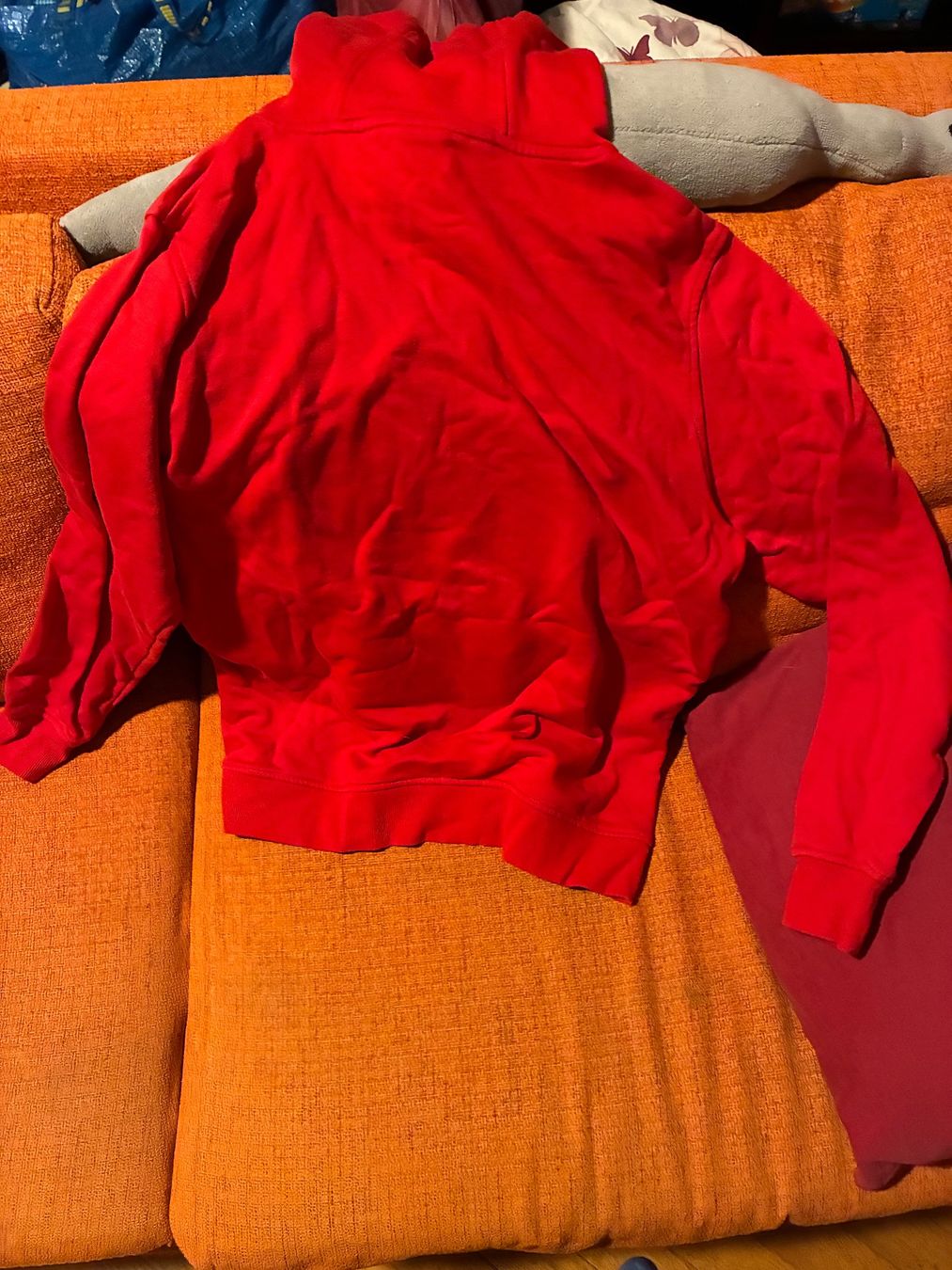Tops: Pull rouge – D'occasion à Genève par Matmit 1