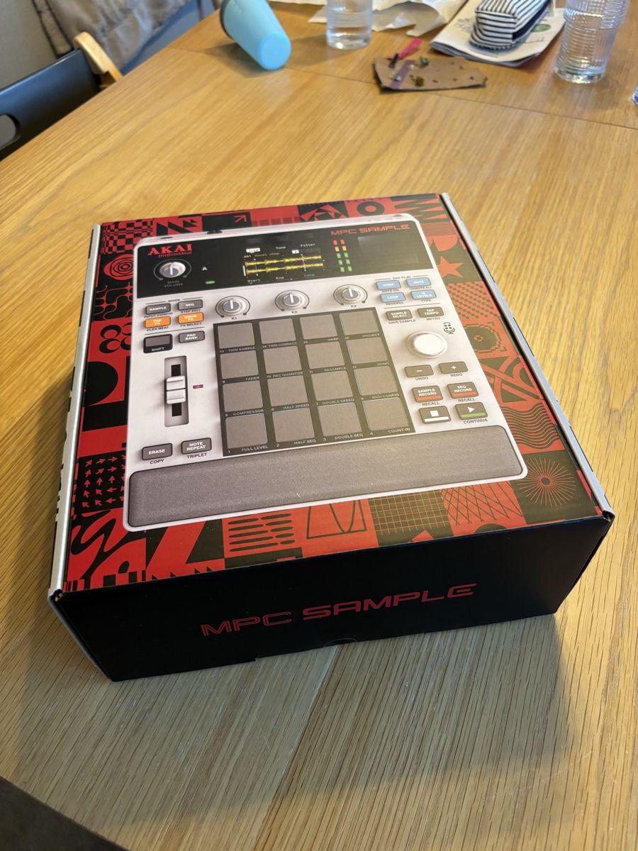 Akai Musikinstrumente: MPC Sample neuve + Deck de protection  – Neu und originalverpackt aus Villars-le-Terroir von Mezdef 1