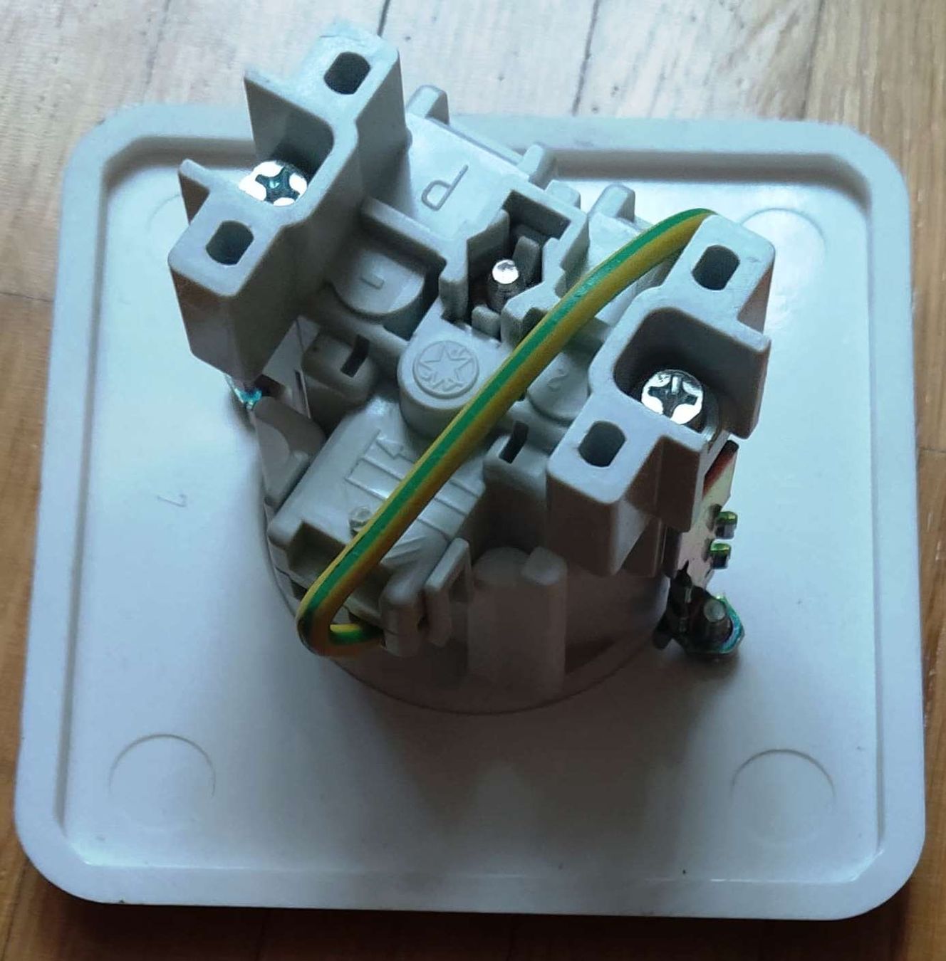 Spine: Steckdose Typ 13 – 8.5 cm x 8.5 cm - – Nuovo (secondo la descrizione) da Zürich venduto da 1-2-3-Kaufen 4